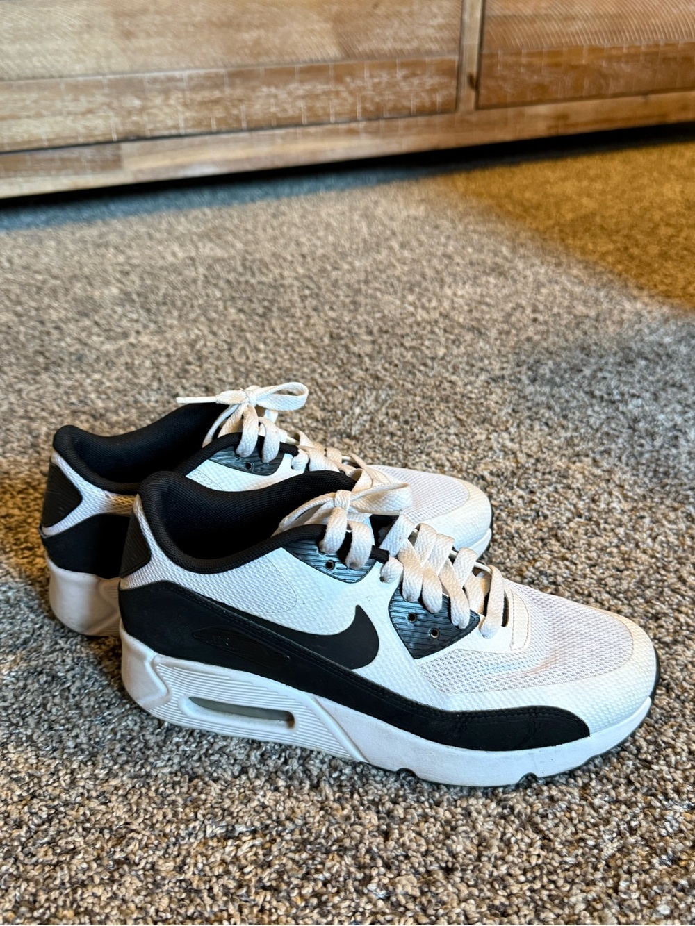 Nike Airmax White and Black Women's Sz 6